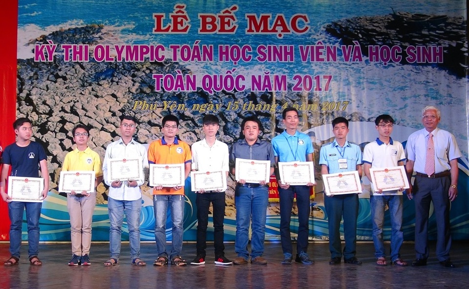 Phú Yên: Trao giải kỳ thi Olympic Toán học sinh viên và học sinh toàn quốc - 1
Ban tổ chức trao giải cho các thí sinh có kết quả cao trong kỳ thi