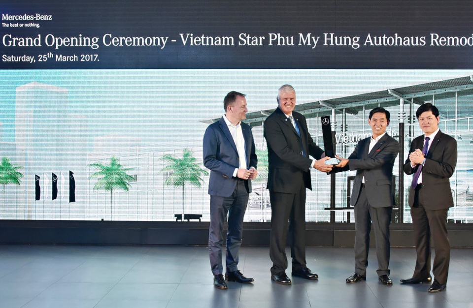 Chiêm ngưỡng Mercedes-Maybach S 400 4MATIC ở showroom chuẩn 5 sao - 2 Ban lãnh đạo Vietnam Star Automobile nhận chứng nhận đại lý theo tiêu chuẩn toàn cầu mới của Mercedes-Benz