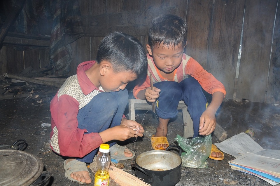 Gian nan cuộc sống trọ học nơi bản nghèo - 2
Học sinh tiểu học tại khu nội trú nhưng phải đảm nhận vai trò của bố, mẹ để chăm sóc cho cả em mình
