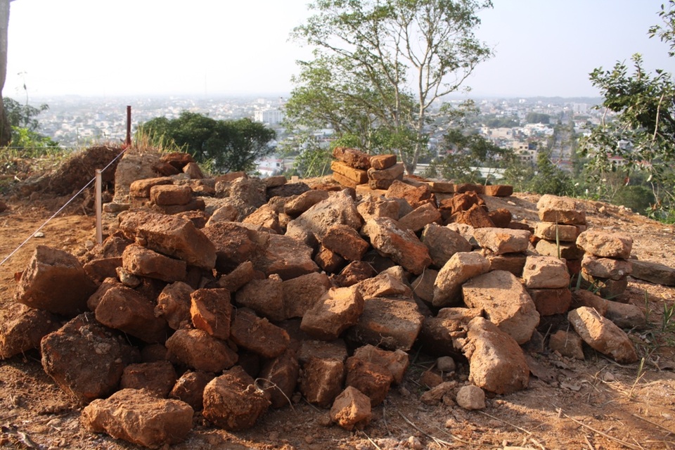 Quảng Ngãi: Phát hiện dấu tích kiến trúc Chămpa - 2
Nhiều tảng đá ong, gạch Chăm được phát hiện