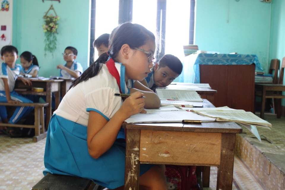 Học sinh trường chuẩn khổ vì bàn ghế... không đạt chuẩn - 2 Bàn ghế không phù hợp khiến học sinh chật vật