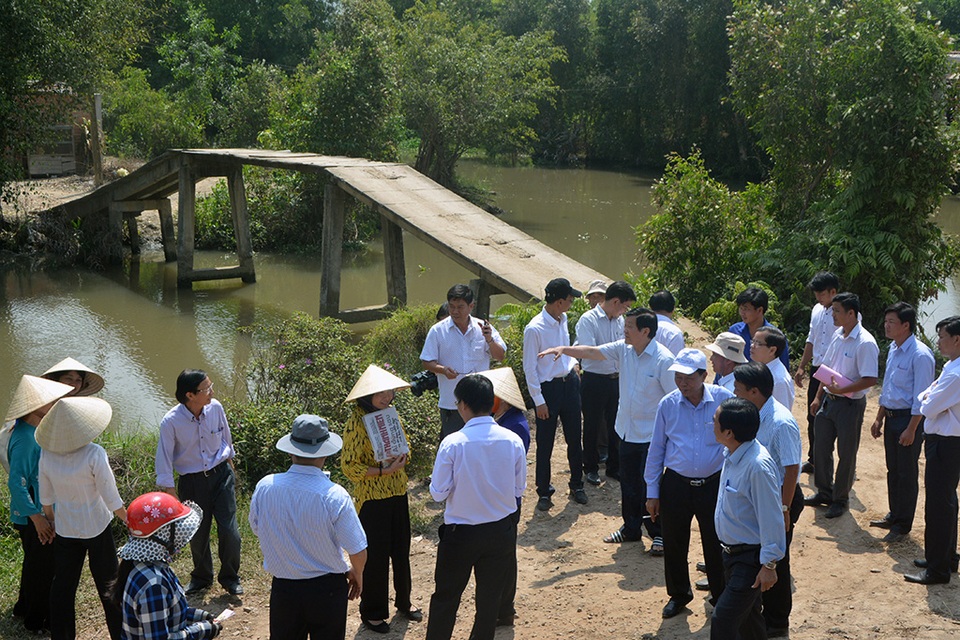 Nguyên Chủ tịch nước Trương Tấn Sang vận động tiền tỉ xây cầu cho dân - 2
Nguyên Chủ tịch nước Trương Tấn Sang khảo sát nhiều cây cầu xuống cấp tại huyện Đức Hoà.