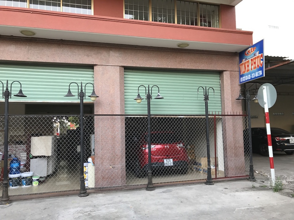 Vụ chủ khách sạn 'nhốt' xe thượng tá công an: Đất của tôi thì tôi rào thôi! - 2 Hàng rào nhốt gây tranh cãi giữa ông Bình và hai doanh nghiệp cùng hẻm