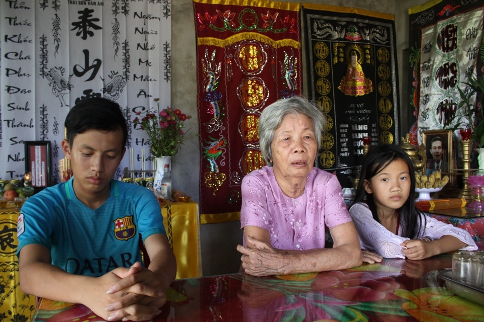 3 đứa trẻ bơ vơ sau thảm kịch cha chết cháy, mẹ tự tử - 2
Nửa tháng qua, 4 bà cháu nương tựa vào nhau sống qua ngày sau nỗi đau quá lớn.