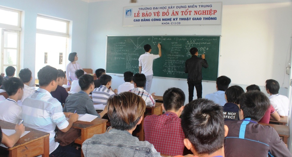 Bàn cách đưa kiến thức Toán ở bậc ĐH, CĐ vào ứng dụng thực tiễn - 2
Một giờ học toán tại ĐH Xây dựng Miền Trung.
