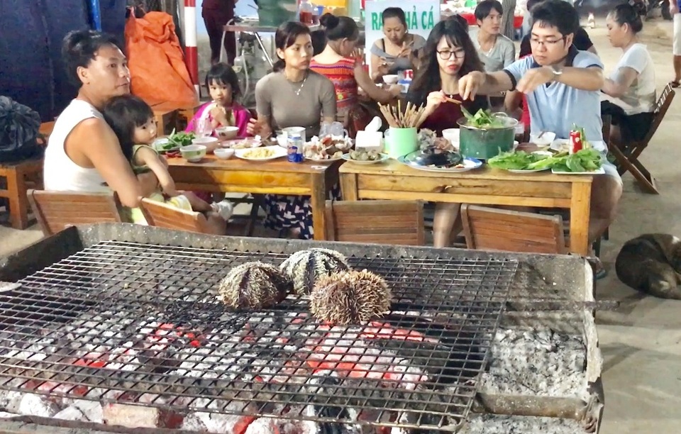 
Các món hải sản nướng được nhiều du khách ưa chuộng.
