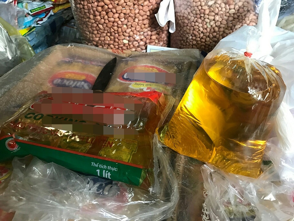 TPHCM: Gia vị “3 không” vẫn bán công khai tại các chợ - 2 Theo các tiểu thương thì các quán ăn và nhà hàng vẫn thường mua các gia vị “3 không” để chế biến vì giá rẻ (trong hình là túi dầu ăn mua theo thùng được chia lẻ vào từng bịch nilong 1 lít)