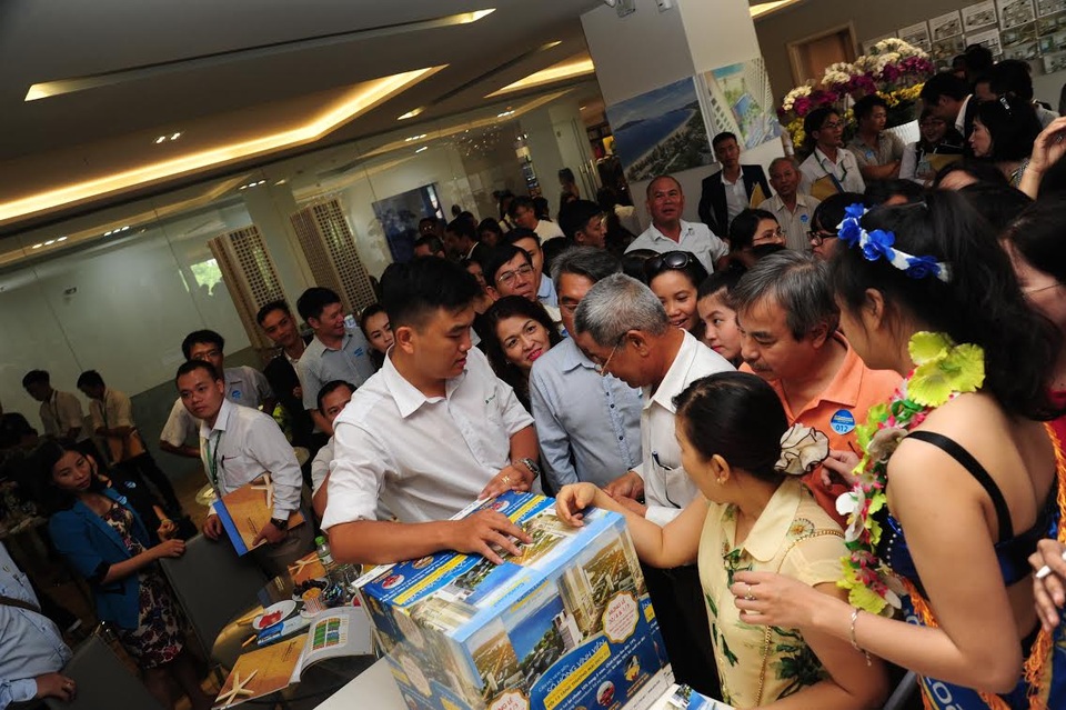 Festival Biển Nha Trang - Cơ hội vươn mình dành cho doanh nghiệp bất động sản - 1 Đông đảo khách hàng tham quan nhà mẫu GoldCoast.