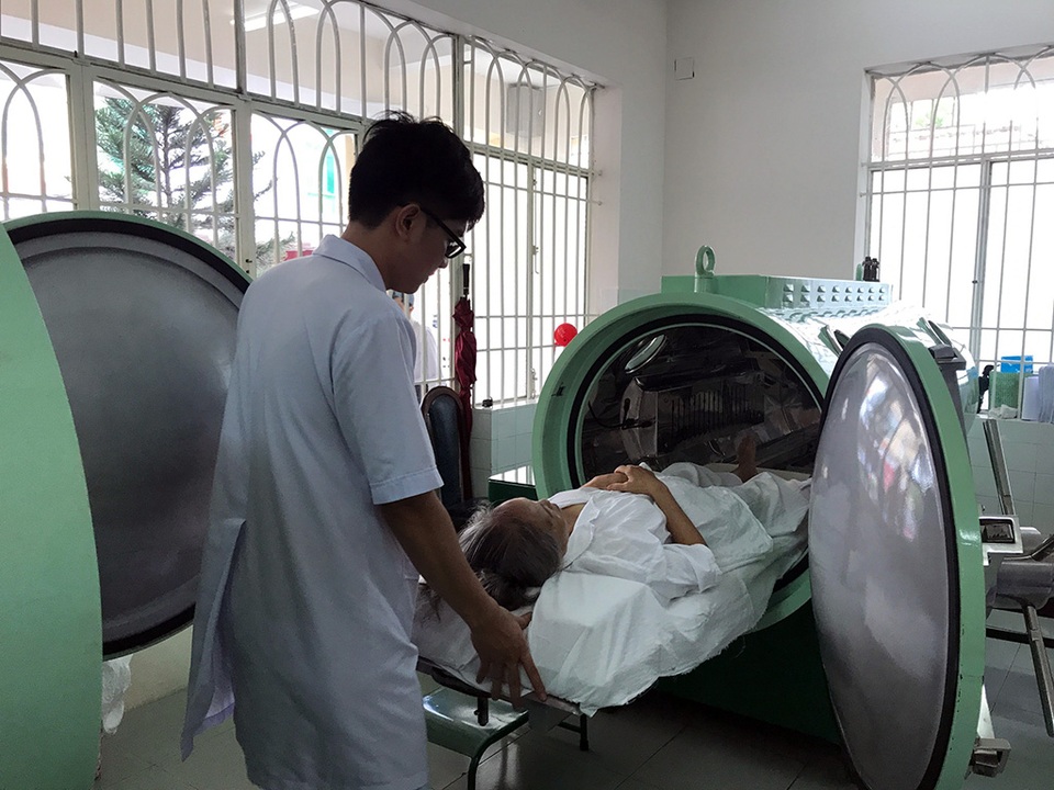 Người Sài Gòn đổ xô đi chữa bệnh bằng... "hít thở" không khí sạch - 2 Bà Nguyễn Thị Dung cho biết bà đã khỏi bệnh mất ngủ sau khi điều trị bằng phương pháp trên.