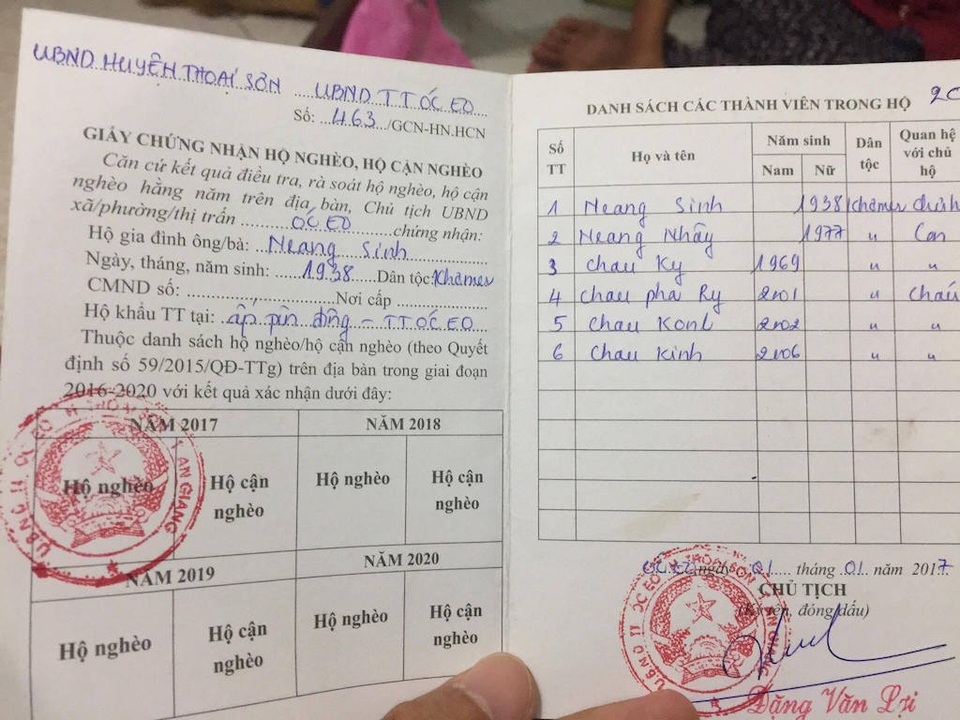 Cậu bé 15 tuổi đi làm công nhân, bị máy cán đứt lìa cánh tay - 2 Gia đình em Chau Konl thuộc hộ nghèo tại tỉnh An Giang.