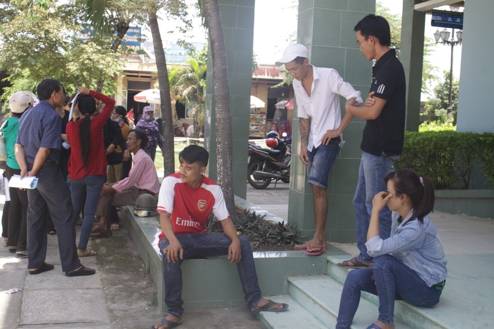Trẻ sơ sinh tử vong vì dây rốn quấn cổ 4 vòng sau kết luận siêu âm bình thường - 1 Người nhà sản phụ Ngân bức xúc yêu cầu bệnh viện làm rõ vụ việc.