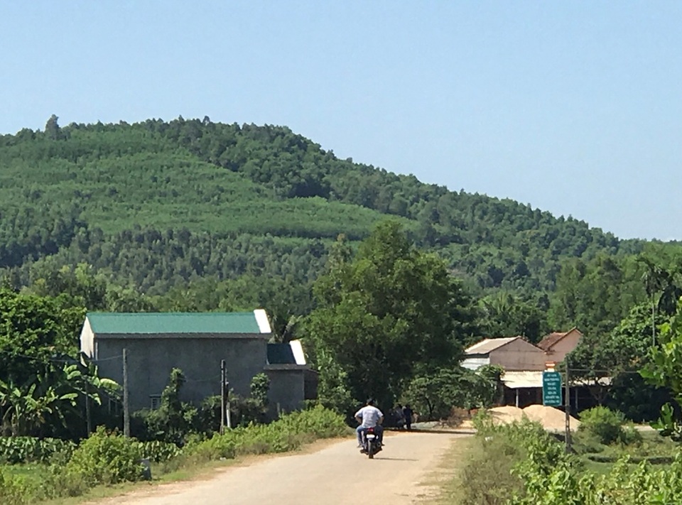 Lấy khu chôn cất làm dự án, chủ đầu tư "quên" xây nghĩa địa cho dân - 1
Vị trí xây dựng nghĩa địa tại núi Phố Tinh đã sẵn sàng nhưng chủ đầu tư nhà mấy Bột - Giấy VNT 19 vẫn im hơi, lặng tiếng.