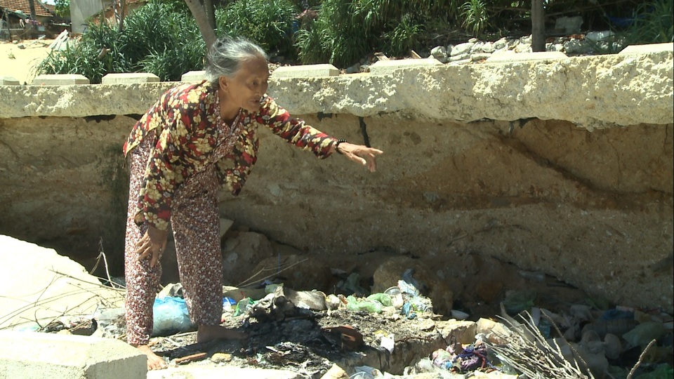 Kè chống sạt lở 15 tỷ đồng chưa nghiệm thu đã... hỏng - 2 Sóng biển xoáy sâu vào chân kè khiến tình trạng sụp đổ có thể diễn ra bất cứ lúc nào