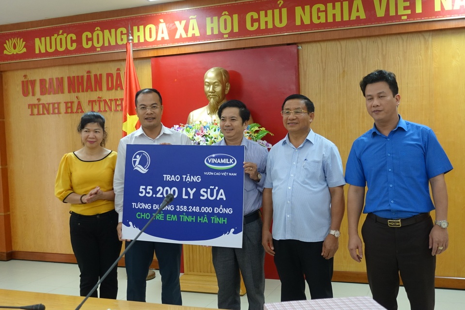 Vinamilk cùng hơn 110 ngàn ly sữa cứu trợ trẻ em vùng lũ tại Hà Tĩnh và Quảng Bình - 1 Bà Lê Tuyết Mai, Phó Giám Đốc Quỹ Bảo trợ Trẻ em Việt Nam, ông Đậu Phi Tú – Giám Đốc Trang trại Vinamilk Hà Tĩnh trao bảng tượng trưng 55.200 ly sữa, tương đương 358.248.000 đồng cho trẻ em vùng lũ Hà Tĩnh