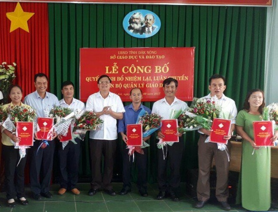Sở GD&ĐT ra văn bản chấn chỉnh thầy giáo lên Facebook “kêu cứu” - 2 Thầy Thanh (áo xanh) trong buổi công bố quyết định luân chuyển (ảnh: NVCC)