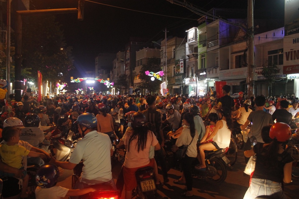 Đường phố tê liệt vì hàng nghìn người xem múa lân - 2
Nhiều phụ huynh đưa con đi xem lân ngậm ngùi đứng ngoài xa vì không thể tiếp cận được khu vực các đoàn lân biểu diễn.