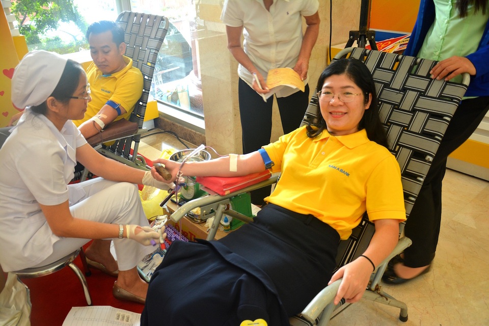 CBNV Nam A Bank góp phần sẻ chia những “giọt hồng” ý nghĩa.