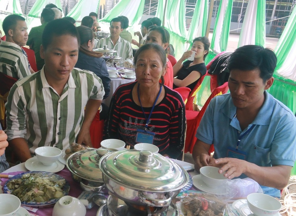 “Nghịch tử” đổ thuốc độc mưu sát mẹ và cuộc đoàn tụ đẫm nước mắt - 2 Bữa cơm hiếm hoi của hai mẹ con kể từ ngày Huấn đi chấp hành án, cô Loan luôn mở rộng vòng tay, đợi con trai