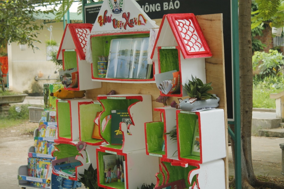 Thư viện lưu động làm từ vật liệu phế thải thu hút học sinh - 3 Một kệ sách được làm từ thùng xốp cũ