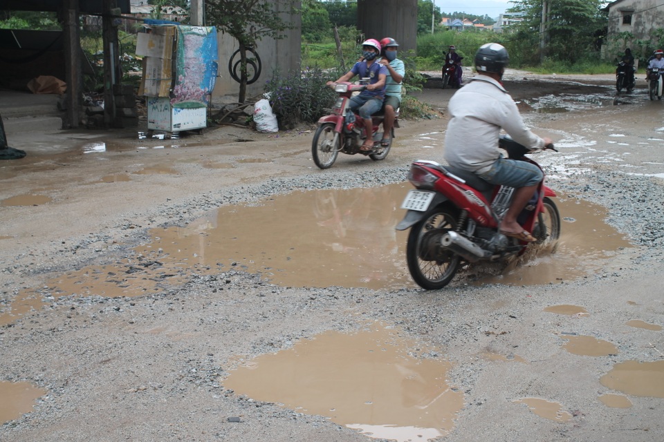Xe công trình "băm nát" quốc lộ - 2 Mặt đường hư hỏng gây nguy hiểm cho người đi đường.