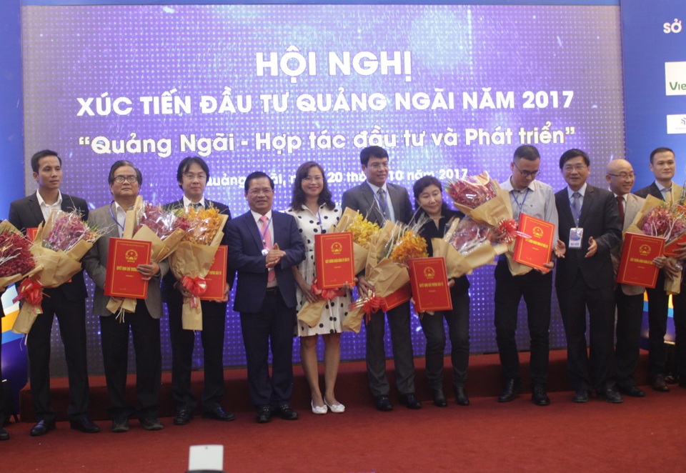 10 tháng, Quảng Ngãi thu hút được hơn 74.000 tỷ đồng vốn đầu tư - 2 Tỉnh Quảng Ngãi trao Giấy chứng nhận đầu tư cho 14 dự án