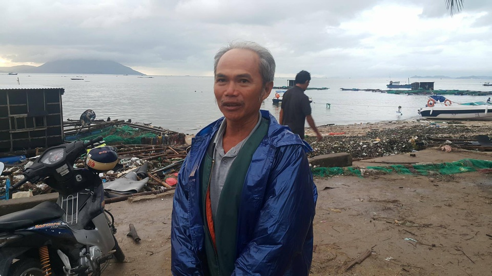 Ông Dương, một trong những nạn nhân may mắn được trở về bờ an toàn nhờ nhóm anh Luân