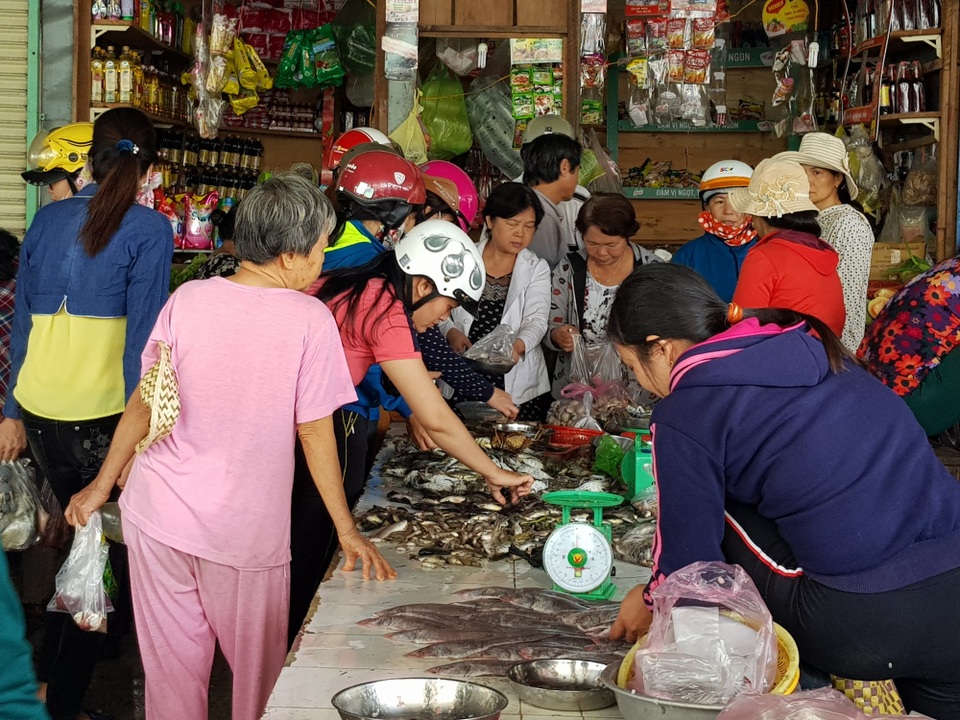 Miền Trung: Mưa lũ kéo dài, giá rau xanh tăng phi mã - 2 Trong khi giá rau xanh tăng, giá các loại thịt, cá tươi sống tại Phú Yên được giữ ở mức ổn định