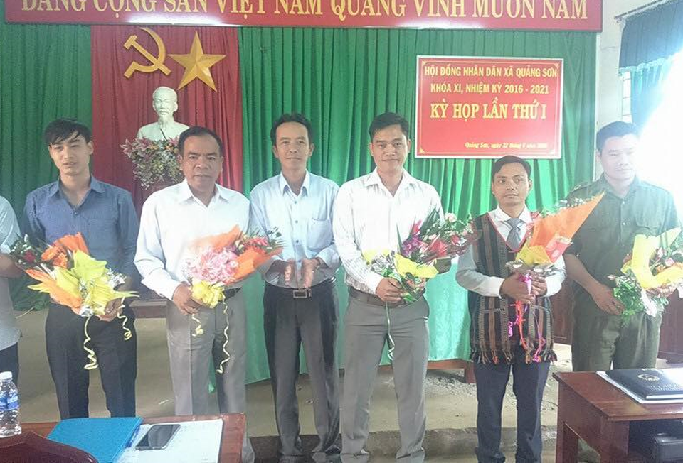 Kỷ luật hàng loạt lãnh đạo dùng bằng giả, để mất rừng - 1 Ông Ngô Anh Sáng (thứ 2 từ trái qua) bị cách chức vì hành vi sử dụng bằng giả