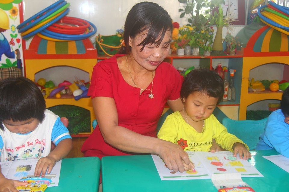Cô giáo vùng cao kể chuyện đốt đuốc đi gọi học sinh - 1
Cô Dương Thị Hồng được xem là một trong những người đặt “viên gạch” đầu tiên cho giáo dục xã Đắk R’măng.