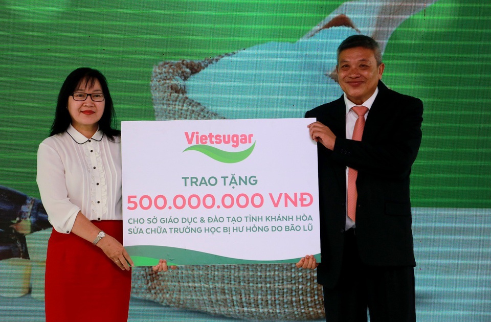 Vinamilk công bố đầu tư tiền tỷ vào ngành mía đường - 1 Ông Đỗ Thành Liêm - Tổng Giám đốc Công ty Cổ phần Đường Việt Nam đại diện trao bảng tượng trưng phần quà 500 triệu đồng cho Bà Hoàng Thị Lý – Phó giám đốc Sở Giáo Dục và Đào tạo tỉnh Khánh Hòa nhằm hỗ trợ Sở Giáo dục và Đào tạo tỉnh Khánh Hòa sửa chữa trường học bị hư hỏng do bão lũ