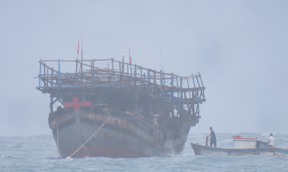 16 giờ vượt sóng dữ lai dắt thành công tàu cá gặp nạn - 2 Tàu QNa 94097TS của ngư dân Hoàng Văn Thơ được lai dắt về cảng Lý Sơn (tỉnh Quảng Ngãi) an toàn. (Ảnh V.Mịnh)