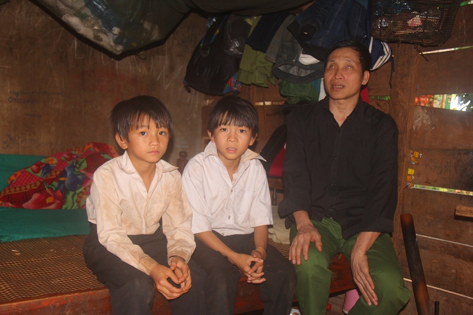 Bố ung thư, ông bị mù, ba đứa trẻ mơ một bữa cơm có thịt - 2 Bốn ông cháu sống trong căn nhà ọp ẹp, ẩm thấp và thiếu người dọn dẹp lâu ngày