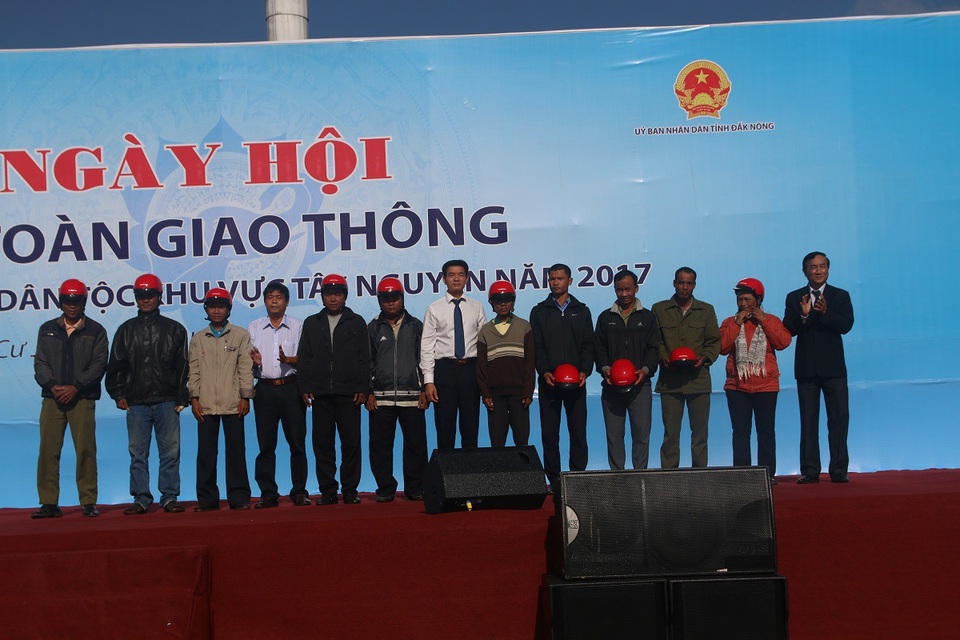 Gửi thông điệp ATGT đến với đồng bào các dân tộc Tây Nguyên - 2 Ngày hội trao tặng 500 mũ bảo hiểm đạt chuẩn đến với đồng bào dân tộc thiểu số Đắk Nông
