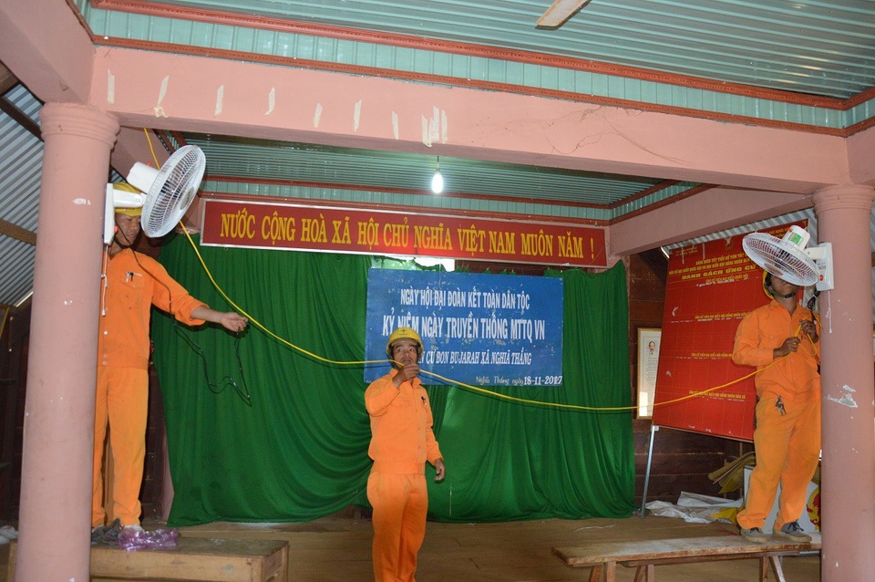 Nhà cộng đồng buôn Buh Sarah được lắp đặt các thiết bị điện mới