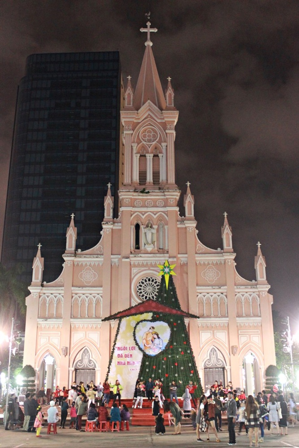 Người dân Đà thành náo nức đón Noel sớm - 2
Nhà thờ Chính Tòa được trang hoàng lung linh, thu hút rất đông người dân, du khách trước đêm Noel