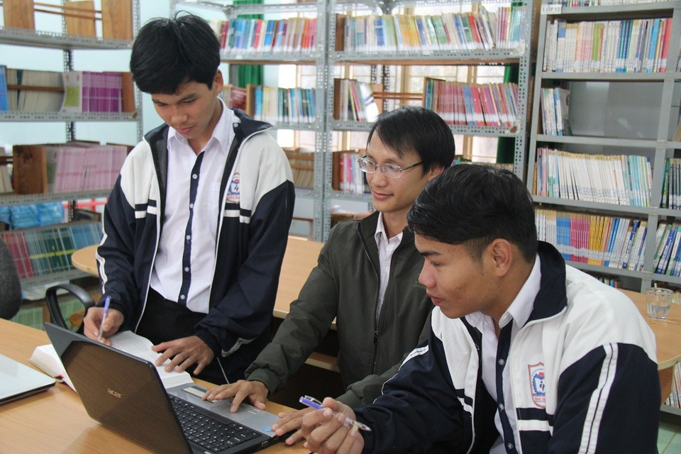 Hai nam sinh trường huyện “đưa” tiếng M’Nông vào điện thoại - 2 Để có sản phẩm tương đối như ngày nay, cả ba thầy trò đã rất nhiều lần thất bại