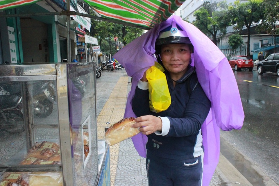 Tủ bánh mì miễn phí ấm lòng những ngày mưa lạnh - 2