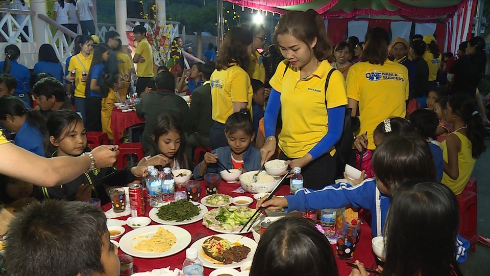 Mâm cơm Tết cho bà con nghèo miền Trung - 2 Bà con làng Canh Phước (huyện Vân Canh, tỉnh Bình Định) vui vẻ quây quần bên bữa cơm Tết của Nam A Bank