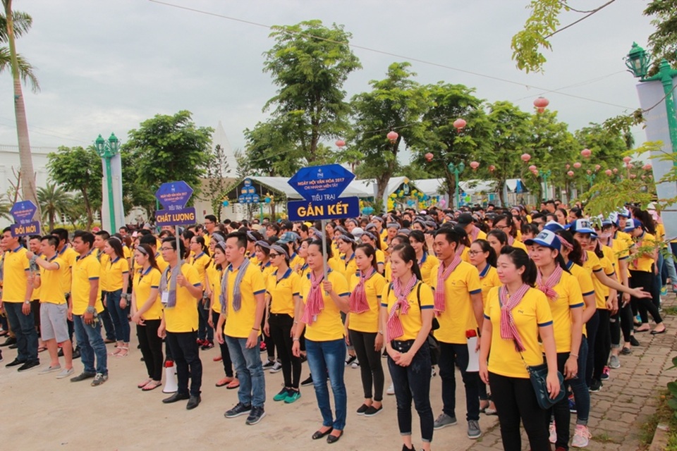 Khởi đầu sôi động mùa lễ hội văn hoá PNJ 2017 - 2 Các tiểu trại Trách nhiệm, Chính trực, Chất lượng, Đổi mới và Gắn kết diễu hành tại ngày hội văn hóa PNJ Chi nhánh Miền Tây