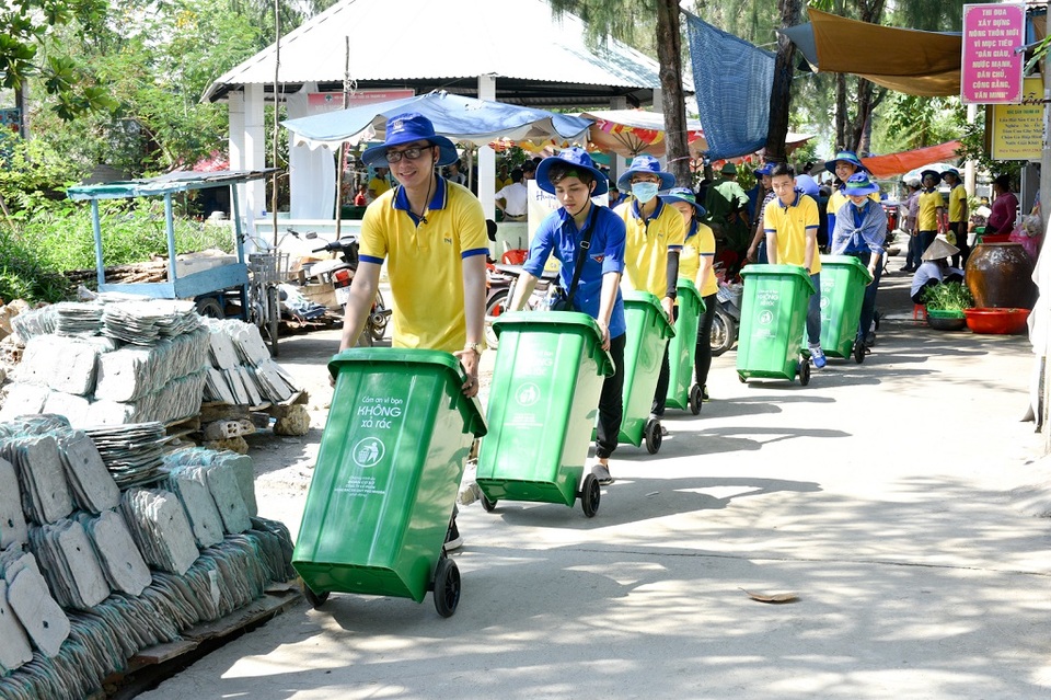 PNJ trao tặng 20 thùng rác 100l nhằm nâng cao ý thức bảo vệ môi trường cho bà con xã Thạnh An.