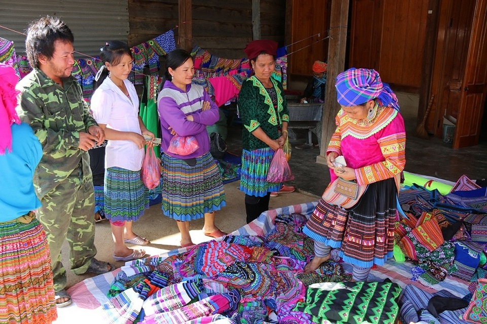 Phiên chợ Tết của người Mông trên cao nguyên Đắk Nông - 2
Giáp Tết, người dân tập trung đông nhất tại những gian hàng quần áo để chọn nhưng bộ đồ đẹp chơi xuân