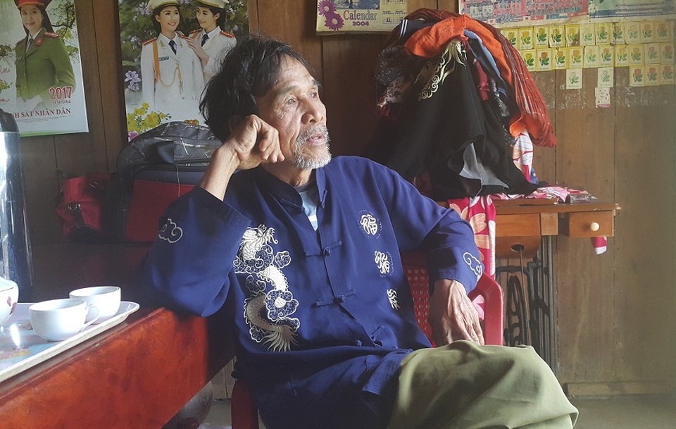 
Sau mỗi lần “tuần tra” về, ông Nghĩa lại ngồi một mình ngắm đàn chim bay lượn khắp bầu trời
