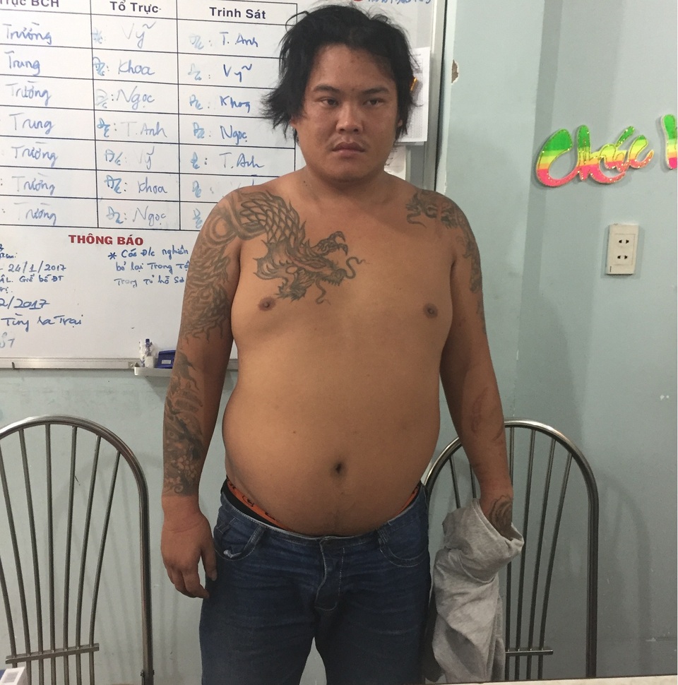 Thay hình đổi dạng vẫn không thoát tội giết người - 1 
Trong quá trình lẩn trốn, đối tượng này liên tục chuyển chỗ ở và thay đổi hình dạng bên ngoài khiến việc truy bắt gặp nhiều khó khăn.
