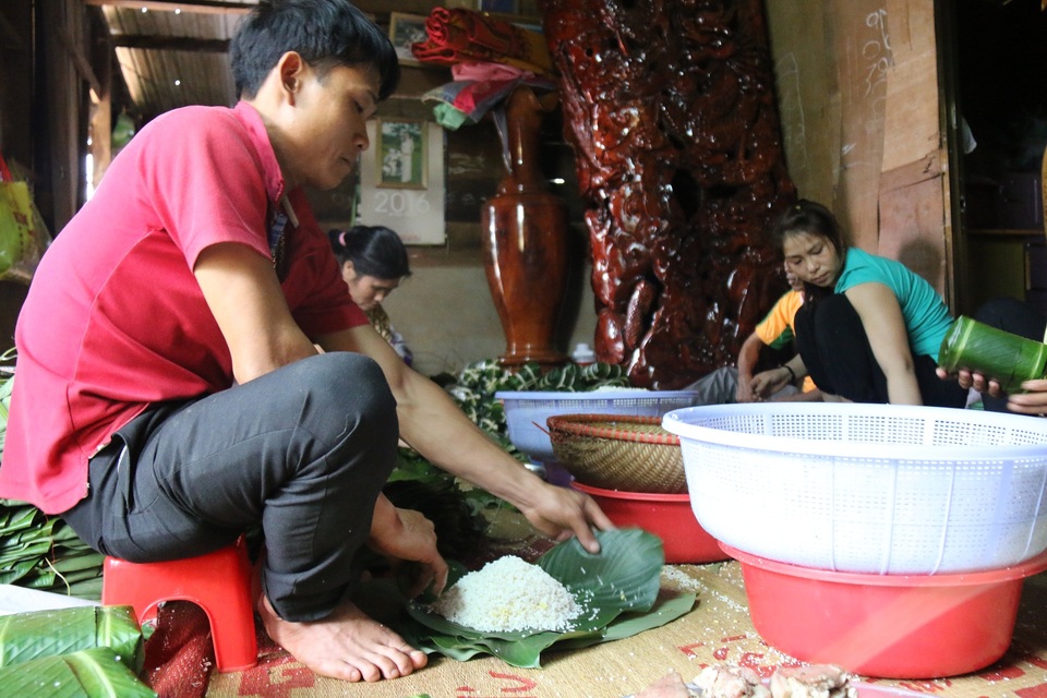 Kiếm trăm triệu nhờ gói 10.000 chiếc bánh chưng dịp Tết - 2
Toàn bộ bánh chưng được gói bộ, nhưng tất cả bánh đều như một