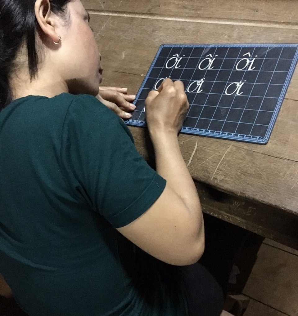 Học sinh U60 sáng lên rẫy, tối chong đèn đi học - 2
Những bàn tay thường ngày cầm cuốc, cầm dao nay tập cầm phấn, nắn nót viết từng chữ