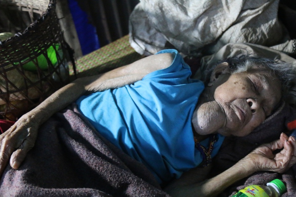 Nhiều năm nay, bà lão phải nằm liệt giường