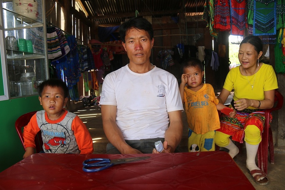 Nơi phụ nữ vẫn giữ thói quen “vượt cạn” tại nhà - 2
Chiếc kéo cắt may hàng ngày cũng là dụng cụ mà anh Phồng dùng để cắn rốn cho 4 đứa con