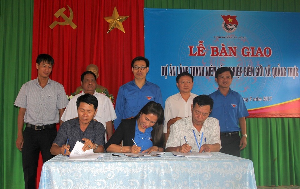 Đắk Nông: Bàn giao dự án Làng thanh niên lập nghiệp biên giới - 1 Đại diện chính quyền và Đoàn TNCS Hồ Chí Minh ký kết bàn giao