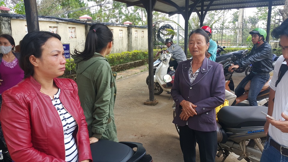 Vụ xét xử người nổi tiếng tố cáo tham nhũng: Nước mắt của những người mẹ - 2
Bà Phước khóc nức nở khi con trai vướng vòng lao lý