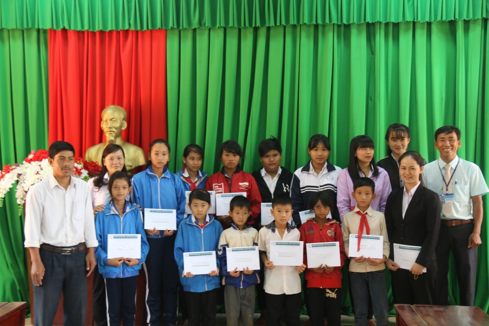 Đắk Nông: Niềm vui của những học sinh lần đầu nhận học bổng Grobest - 2 Những em học sinh huyện Đắk G’Long được nhận học bổng lần này